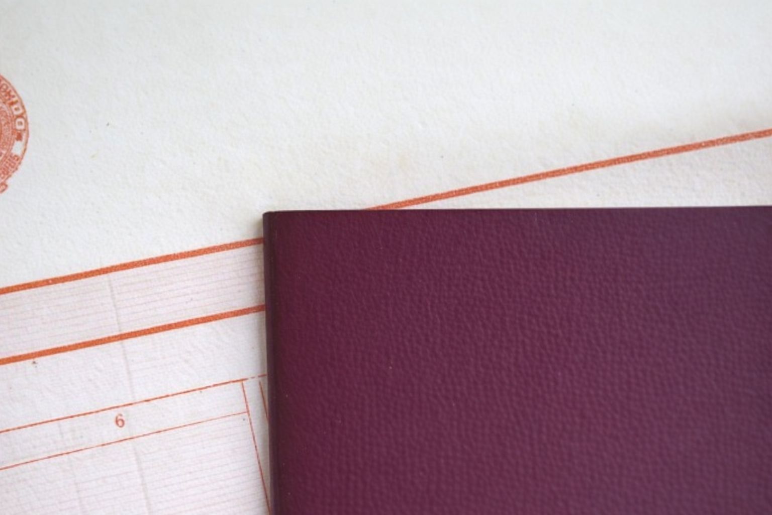 Närbild på affärsdokument med stämpel för internationell inkasso.